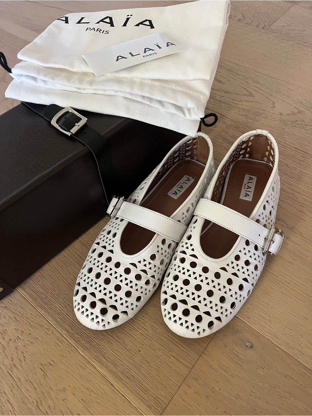 Alaïa Vienne White Laser-Cut Leather Ballet Flats - Picture 4 of 10